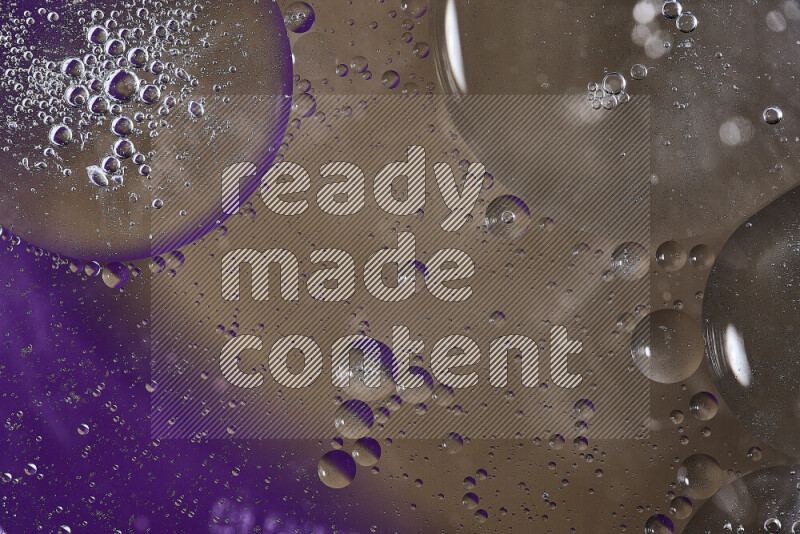 لقطات مقربة لفقاعات من الزيت على سطح الماء باللون الأرجواني والبني