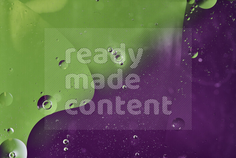 لقطات مقربة لفقاعات من الزيت على سطح الماء باللون الأخضر والأرجواني