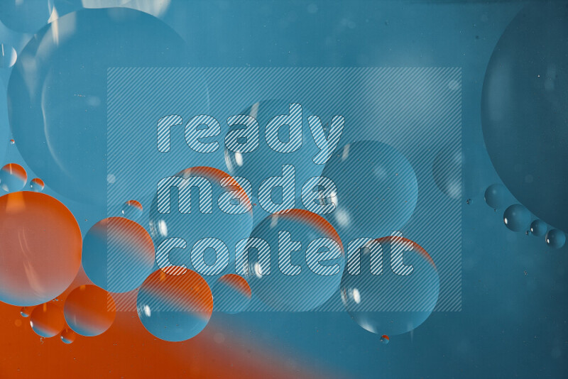 لقطات مقربة لفقاعات من الزيت على سطح الماء باللون الأزرق والبرتقالي