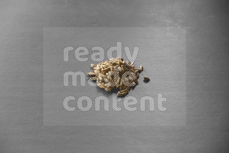 حبوب الهيل علي خلفية سوداء