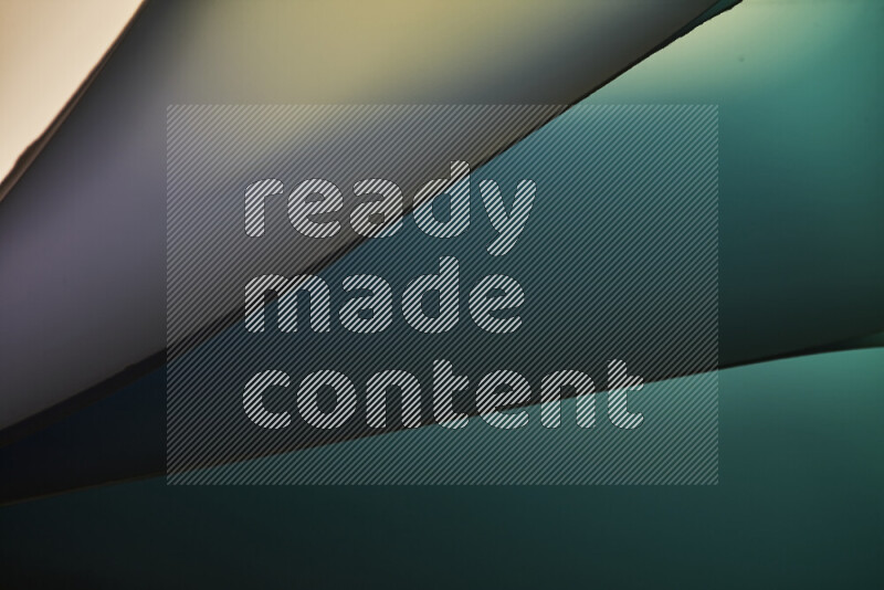 فن تجريدي يعرض منحنيات مع تدرجات الألوان الباردة مكونه بضوء ملون