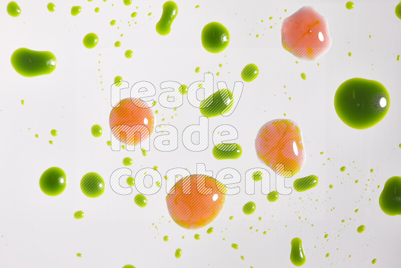 لقطات مقربة لقطرات من اللون الأحمر والأخضر على الخلفية