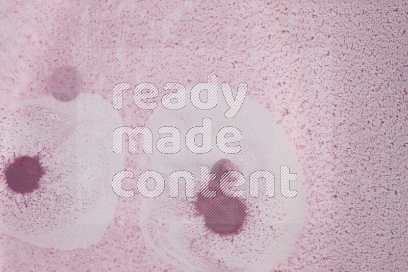 تلتقط الصورة تناثرا للطلاء الأرجواني علي خلفية بيضاء