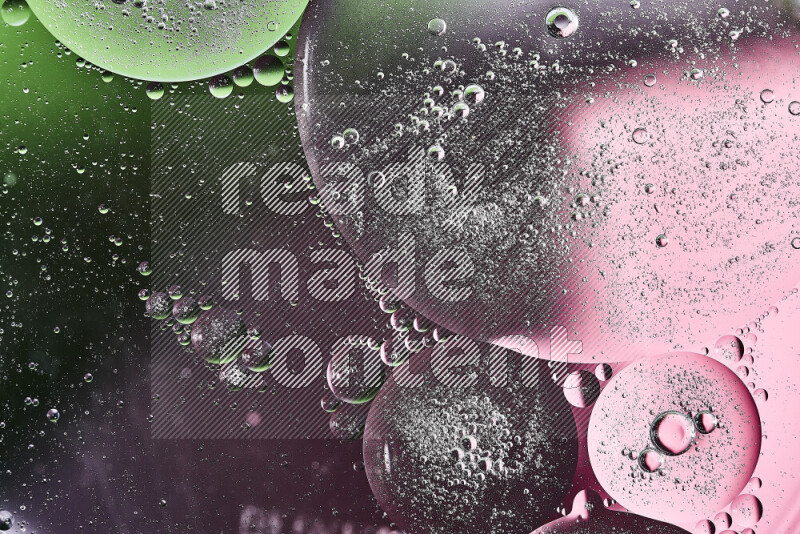 لقطات مقربة لفقاعات من الزيت على سطح الماء باللون الأخضر والأرجواني والوردي