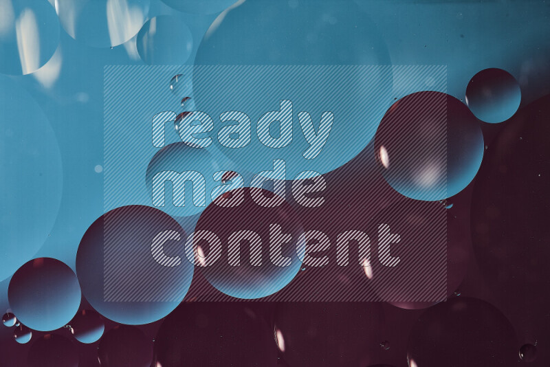 لقطات مقربة لفقاعات من الزيت على سطح الماء باللون الأزرق والأرجواني