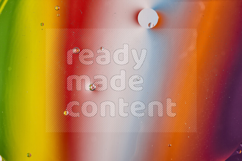 لقطات مقربة لفقاعات من الزيت على سطح الماء بألوان متنوعة