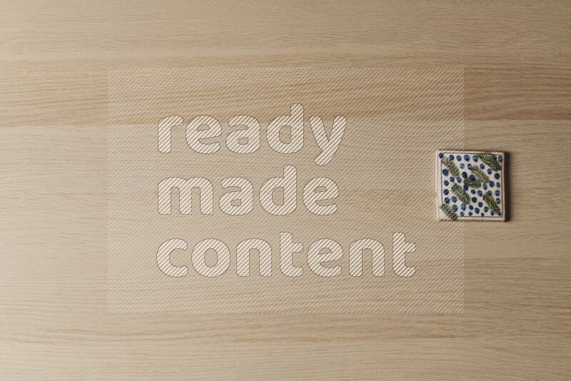 قواعد أكواب فخارية مزخرفة على خلفية خشبية فاتحة