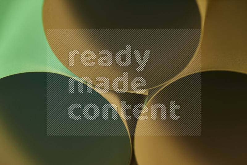 الصورة تعرض فن ورقي تجريدي بأشكال دائرية بدرجات متنوعة من اللون الأخضر والدرجات الدافئة