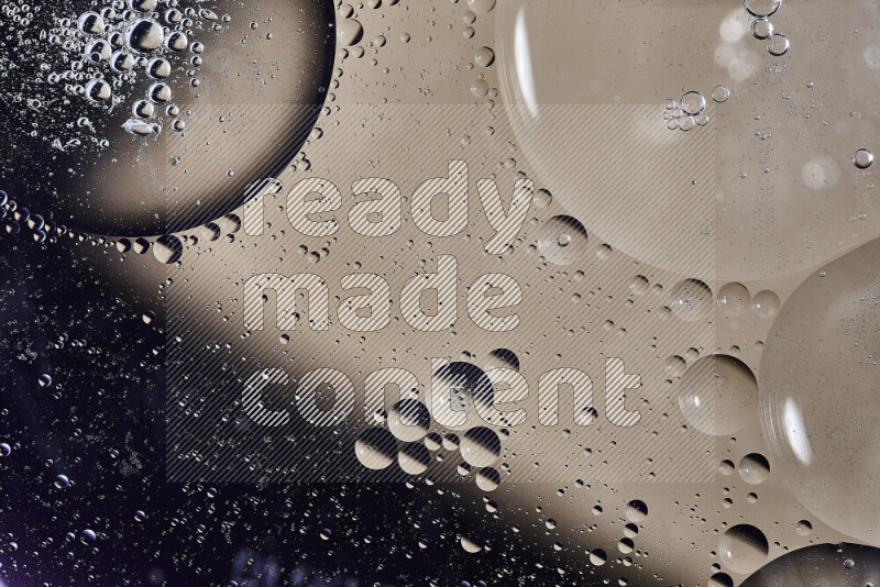 لقطات مقربة لفقاعات من الزيت على سطح الماء باللون الأرجواني والبني