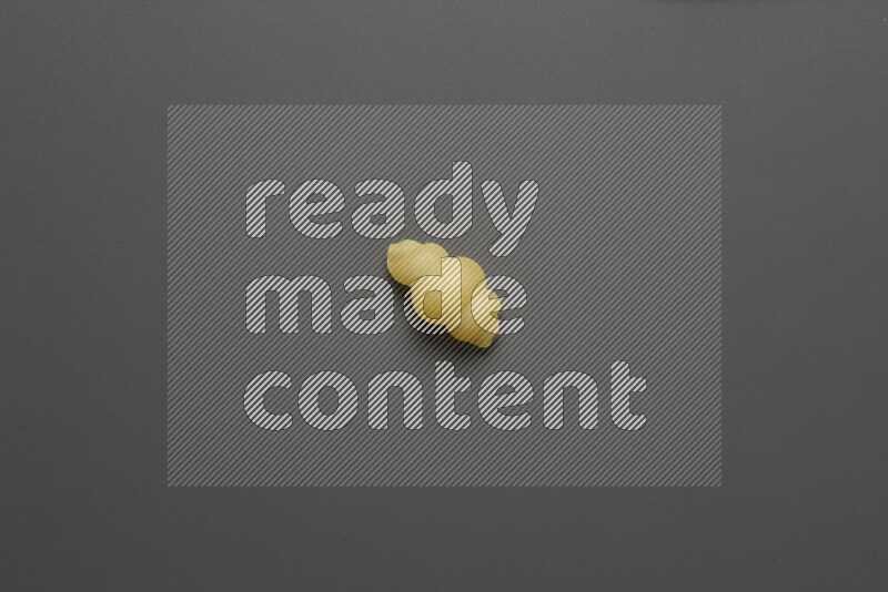 معكرونة قواقع علي خلفية رمادية