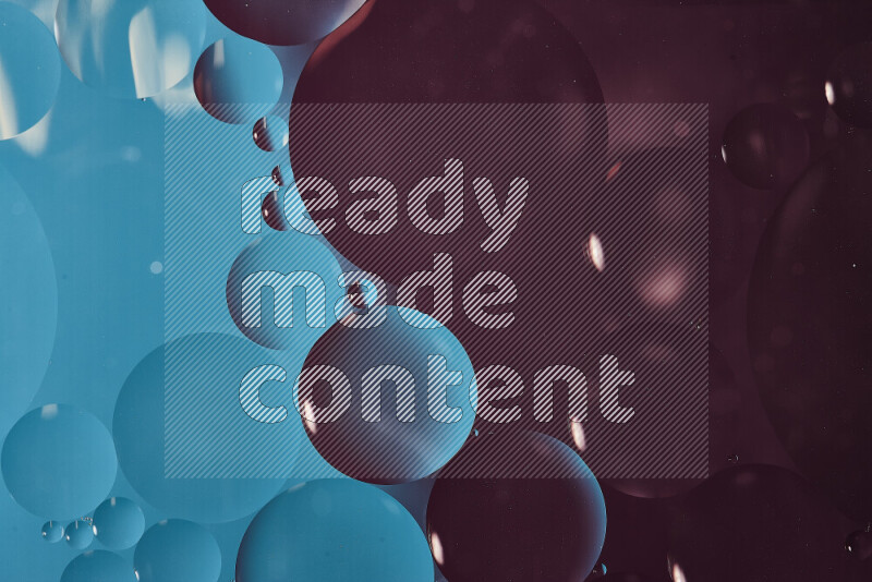 لقطات مقربة لفقاعات من الزيت على سطح الماء باللون الأزرق والأرجواني