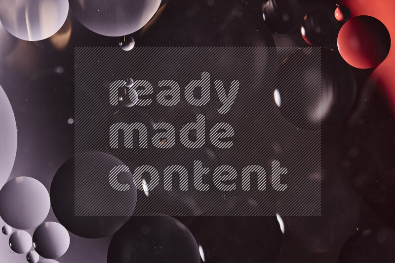 لقطات مقربة لفقاعات من الزيت على سطح الماء باللون الأسود والأحمر