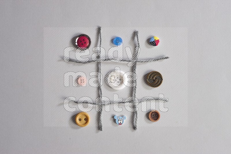 أزرار متعددة اﻷلوان موضوعة علي خلفية رمادية