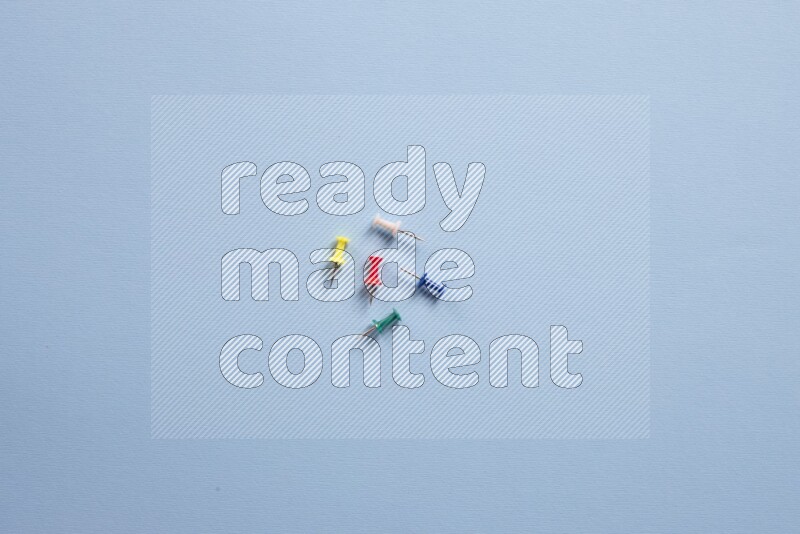 أدوات مدرسة مختلفة علي خلفية زرقاء