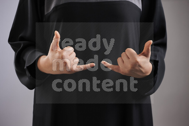 امرأة تشير بيديها بلغة الإشارات المختلفة