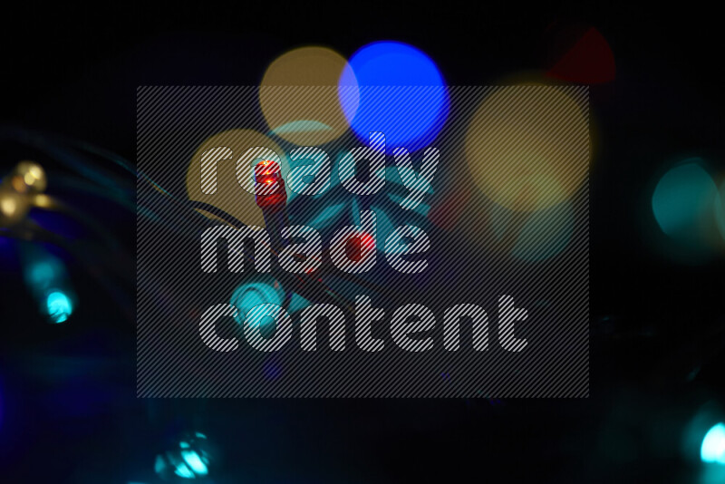 مصابيح ملونة علي خلفية سوداء