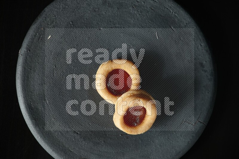 بسكويت المربى على خلفية سوداء