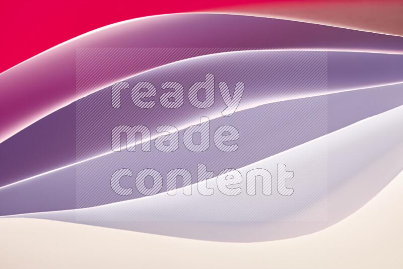 هذه الصورة تعرض تكوين فن الورق التجريدي مع منحنيات ورقية باللون الأبيض ودرجات دافئة مختلفة المكونه بواسطة الضوء الملون