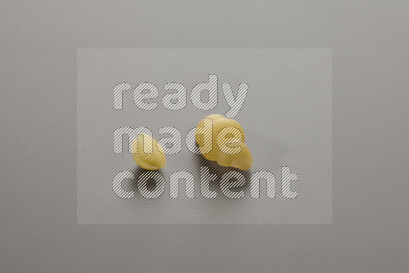 معكرونة ودعة في وعاء فخاري علي خلفية رمادية