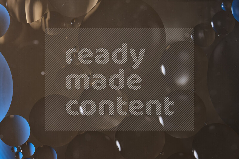 لقطات مقربة لفقاعات من الزيت على سطح الماء باللون الأزرق والبني