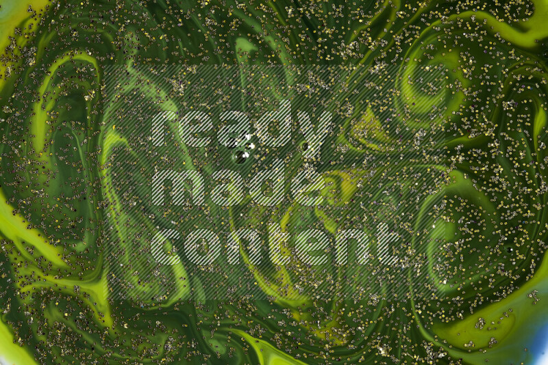 لقطة مقربة لبريق ذهبي متلألئ منتشر على خلفية من اللون الأخضر في حركات دائرية