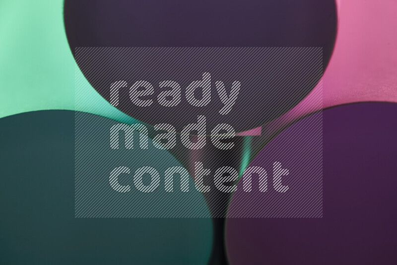 الصورة تعرض فن ورقي تجريدي بأشكال دائرية بدرجات متنوعة من اللون الأخضر والارجواني