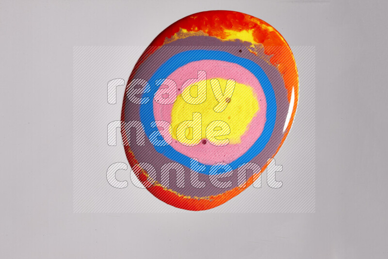 لقطات مقربة لألوان متنوعة تمتزج على خلفية رمادية