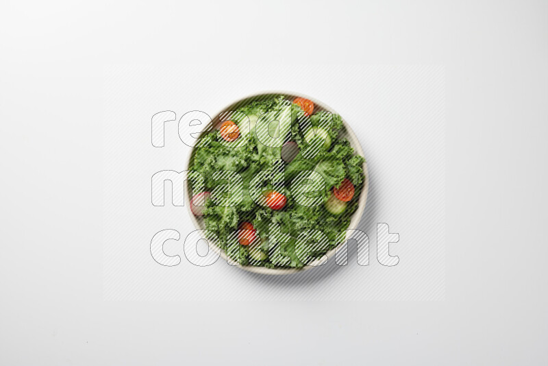 وعاء من سلطة الخضراوات الطازجة مثل أوراق الخس والطماطم الكرزية وشرائح الفجل وشرائح الخيار على خلفية بيضاء