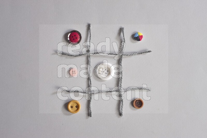 أزرار متعددة اﻷلوان موضوعة علي خلفية رمادية