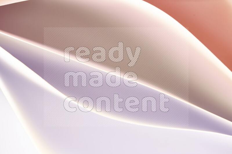 هذه الصورة تعرض تكوين فن الورق التجريدي مع منحنيات ورقية باللون الأبيض ودرجات دافئة مختلفة المكونه بواسطة الضوء الملون