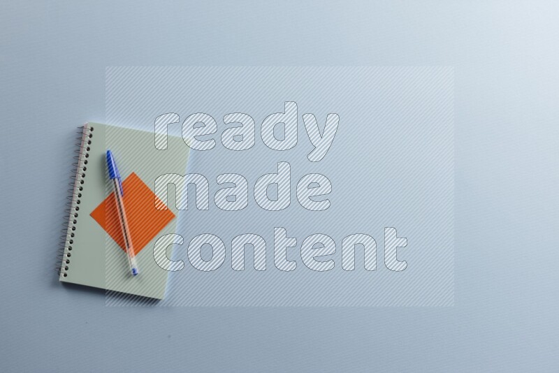 دفتر ملاحظات أزرق مع مستلزمات مدرسية مختلفة على خلفية زرقاء