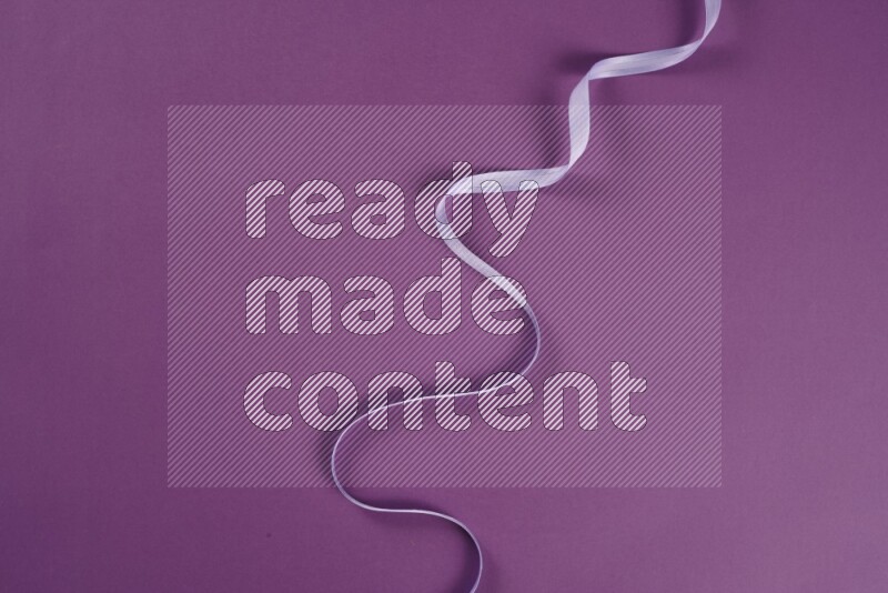 مجموعة من أدوات الخياطة والتفصيل أرجوانية اللون على خلفية أرجوانية