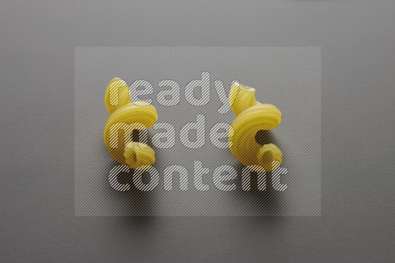 معكرونة تويست علي خلفية رمادية