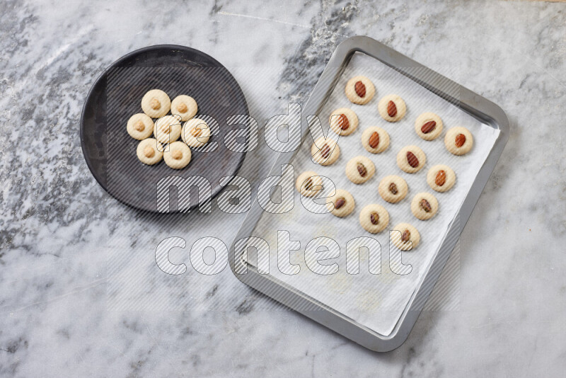 غريبة خطوة بخطوة بالمكونات الدقيق والسكر البودرة والسمن والمكسرات على خلفية رخام رمادي