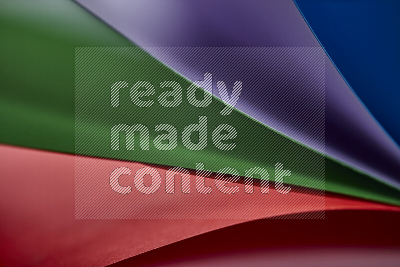 فن تجريدي يعرض المنحنيات المرتبة للأوراق الملونة