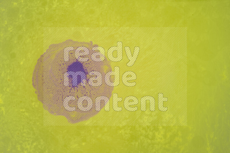 تلتقط الصورة تناثرا للطلاء الأرجواني علي خلفية صفراء