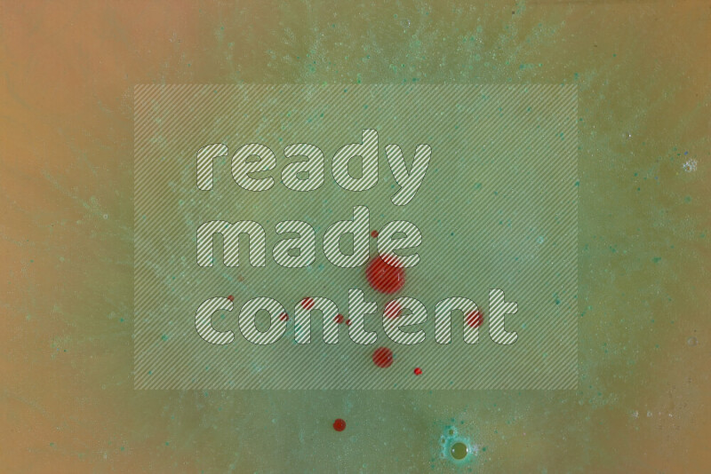 تلتقط الصورة تناثرا للطلاء الأحمر والأخضر والأصفر علي الخلفية