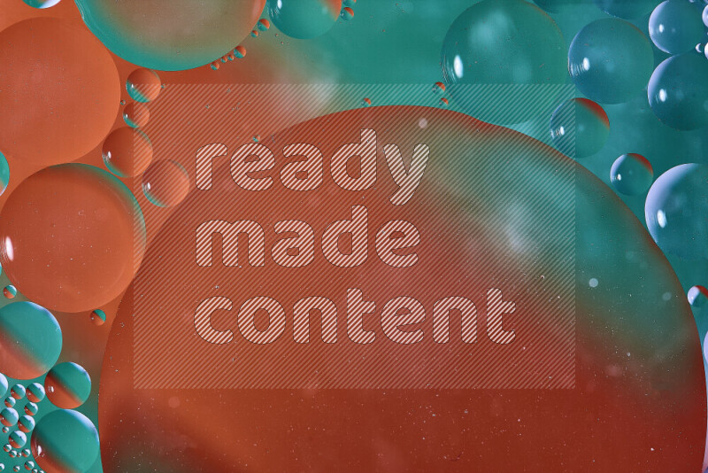 لقطات مقربة لفقاعات من الزيت على سطح الماء باللون الأخضر والبرتقالي