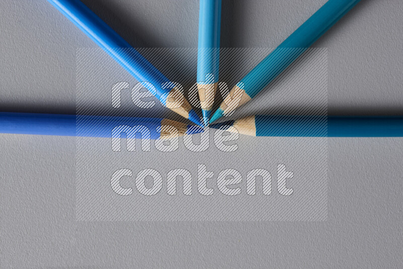 مجموعة من الأقلام الخشبية الملونة بألوان مختلفة