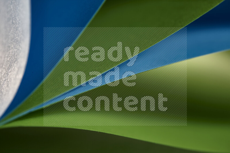 فن تجريدي يعرض المنحنيات المرتبة للأوراق باللون الأزرق والأخضر