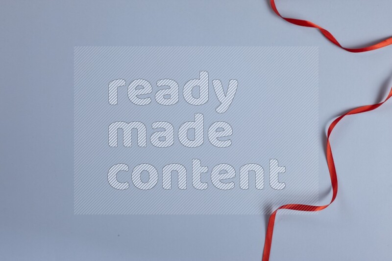 مجموعة من أدوات الخياطة والتفصيل حمراء اللون على خلفية زرقاء