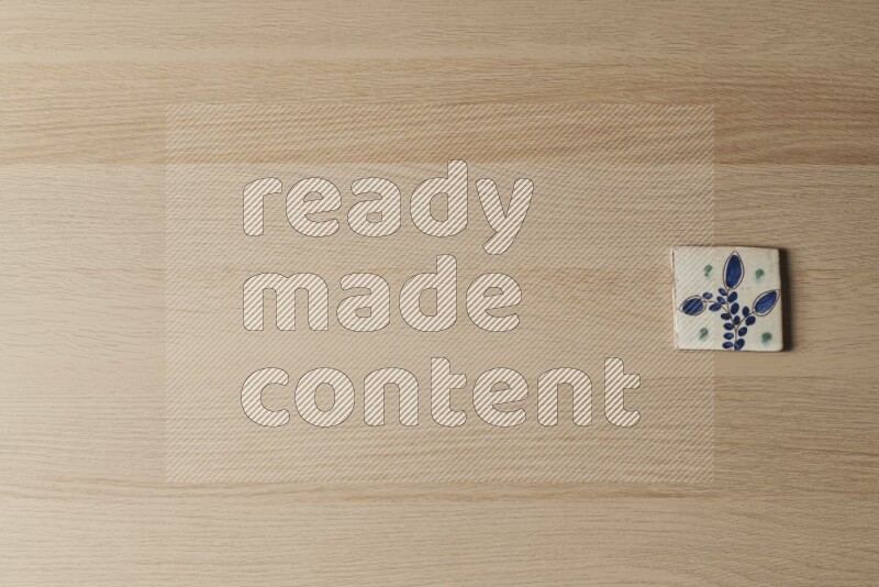 قواعد أكواب فخارية مزخرفة على خلفية خشبية فاتحة