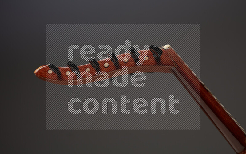 اجزاء من عود خشبي بني على خلفية رمادية