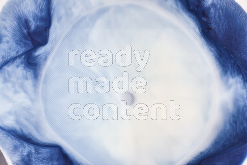 لقطة مقربة لأنماط دوامية باللون الأزرق والأبيض