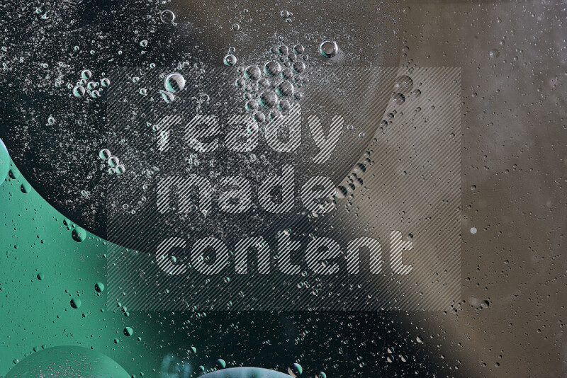 لقطات مقربة لفقاعات من الزيت على سطح الماء باللون الأخضر والبني