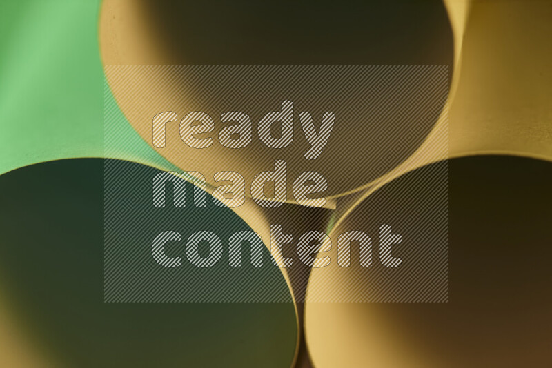 الصورة تعرض فن ورقي تجريدي بأشكال دائرية بدرجات متنوعة من اللون الأخضر والدرجات الدافئة