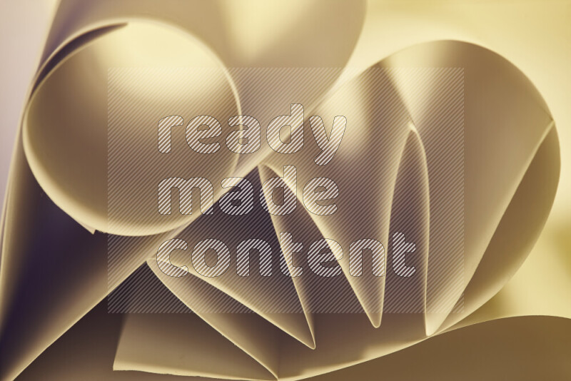 عرض فني لطيات الورق تخلق مزيج من الأشكال الهندسية، مضاءة بإضاءة ناعمة بدرجات دافئة