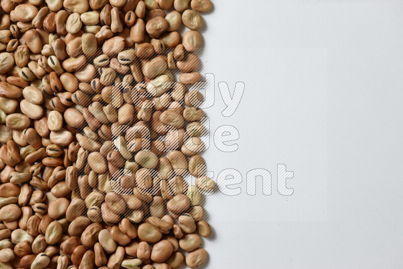 حبوب الفول علي خلفية بيضاء