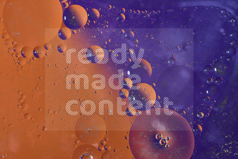 لقطات مقربة لفقاعات من الزيت على سطح الماء باللون البرتقالي والأرجواني