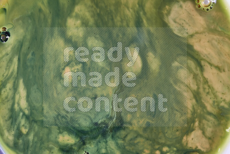 لقطة مقربة لأنماط دوامية باللون البرتقالي والأخضر